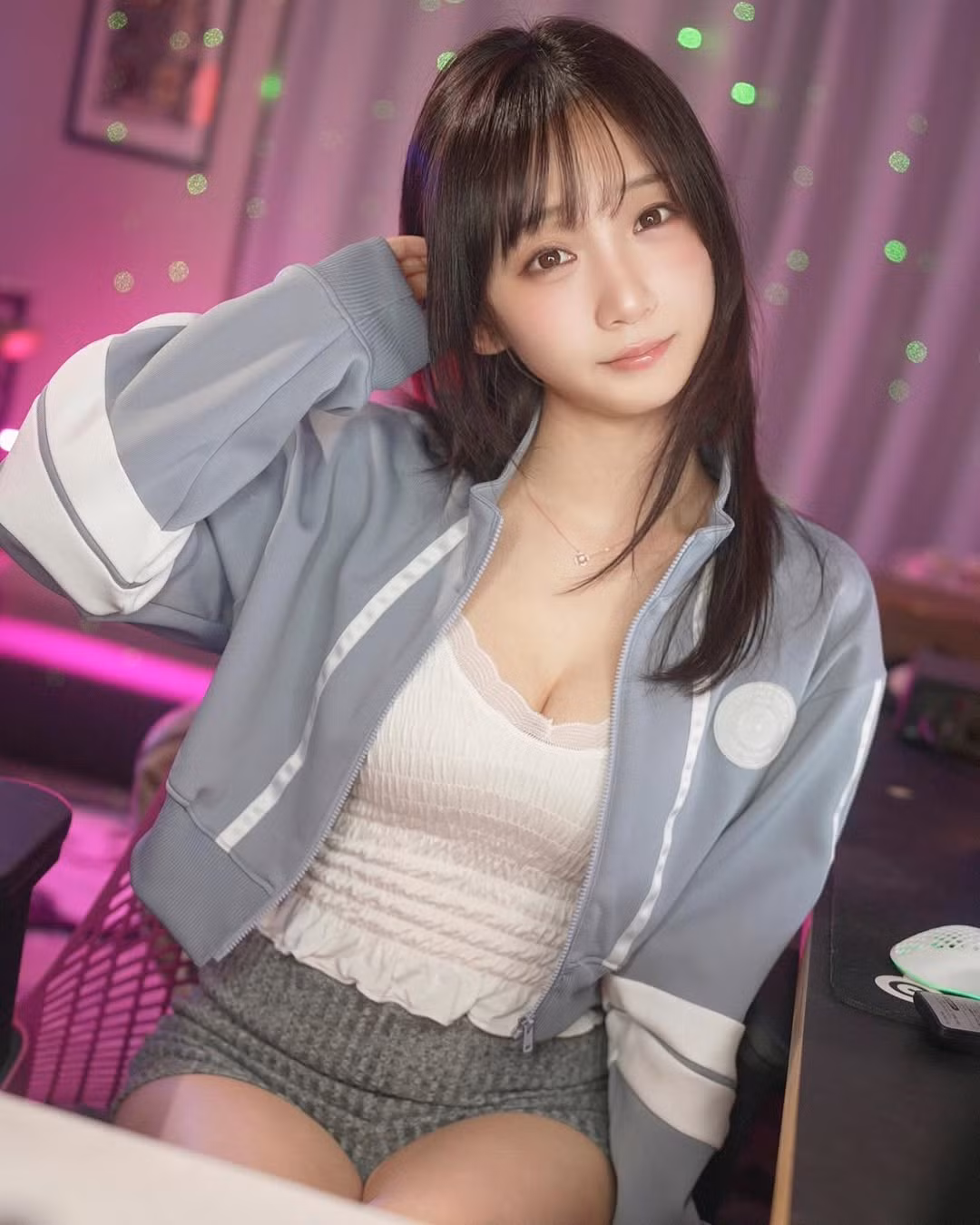 Cô nàng luôn biết cách thu hút sự chú ý với nhiều cách khác nhau. Có lần, cô nàng thoải mái chia sẻ sự cố bung cúc áo khiến fan đứng ngồi không yên.