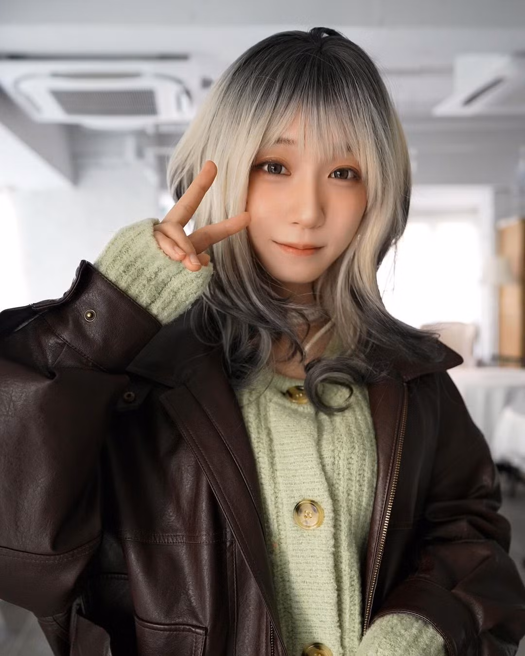 Cô nàng hoạt động chính như một cosplayer và thường xuyên tham gia các sự kiện về game/anime trong trang phục cosplay cực đẹp mắt.