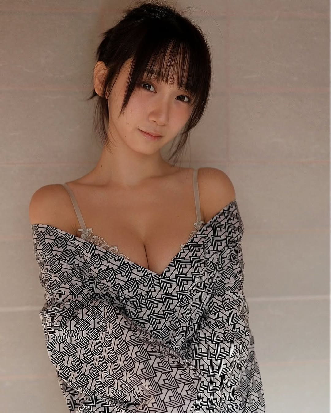 Nữ coser sở hữu thân hình nóng bỏng với vòng 1 và vòng 3 khủng, vòng 2 con kiến.