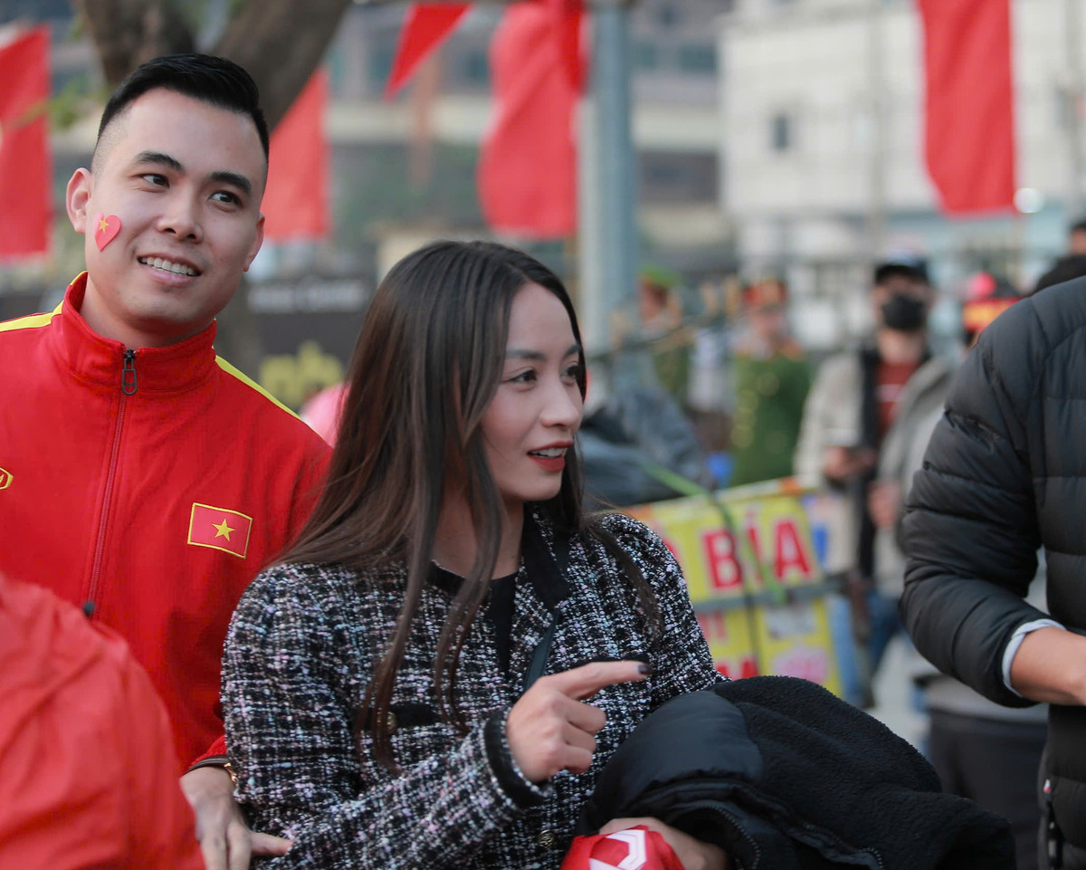 Càng sát giờ bóng lăn, lượng người đổ về Đại lộ Hùng Vương, trước khu vực sân vận động Việt Trì ngày càng đông.