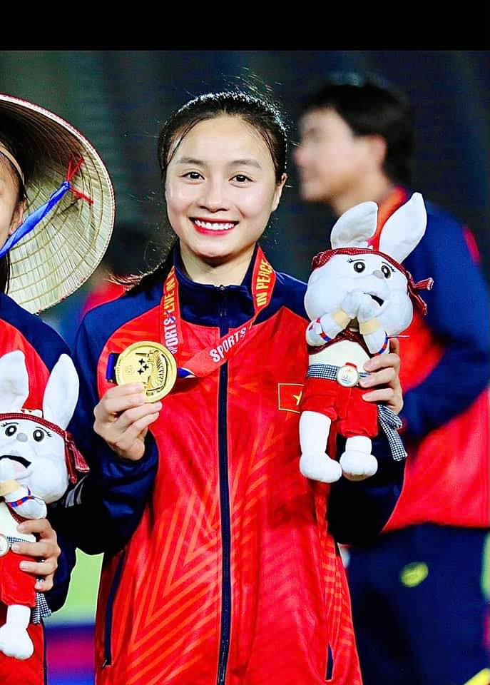 Hoàng Thị Loan hiện đang thi đấu ở vị trí hậu vệ cho câu lạc bộ Hà Nội và đội tuyển nữ quốc gia Việt Nam. Trước đó vào năm 2019, Hoàng Thị Loan cũng đã cùng đội tuyển Việt Nam giành huy chương vàng SEA Games.