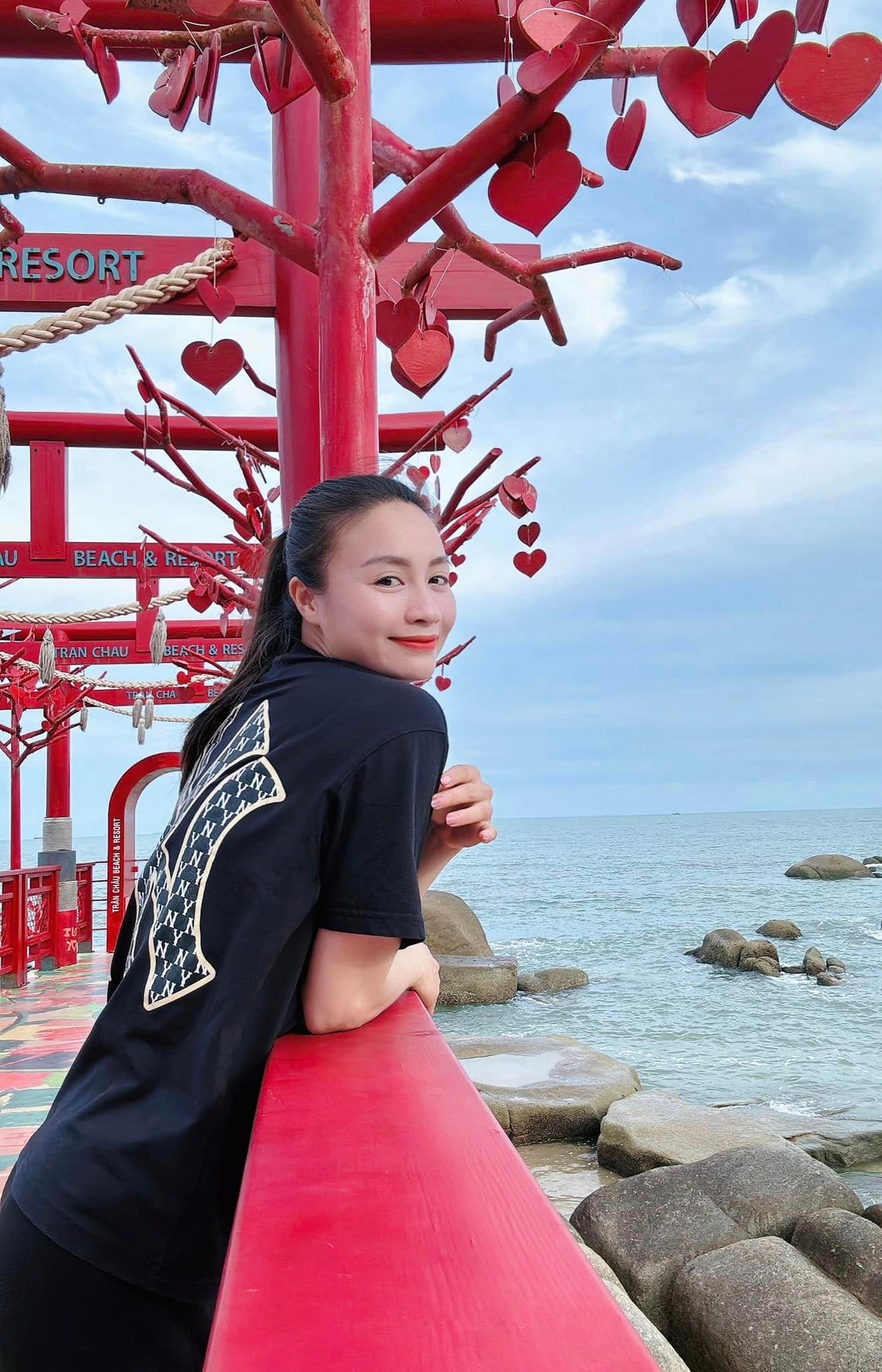 Sở hữu nụ cười xinh xắn trên gương mặt đầy nữ tính, Hoàng Thị Loan khiến hàng triệu fan bóng đá nam điêu đứng mỗi khi xuất hiện.