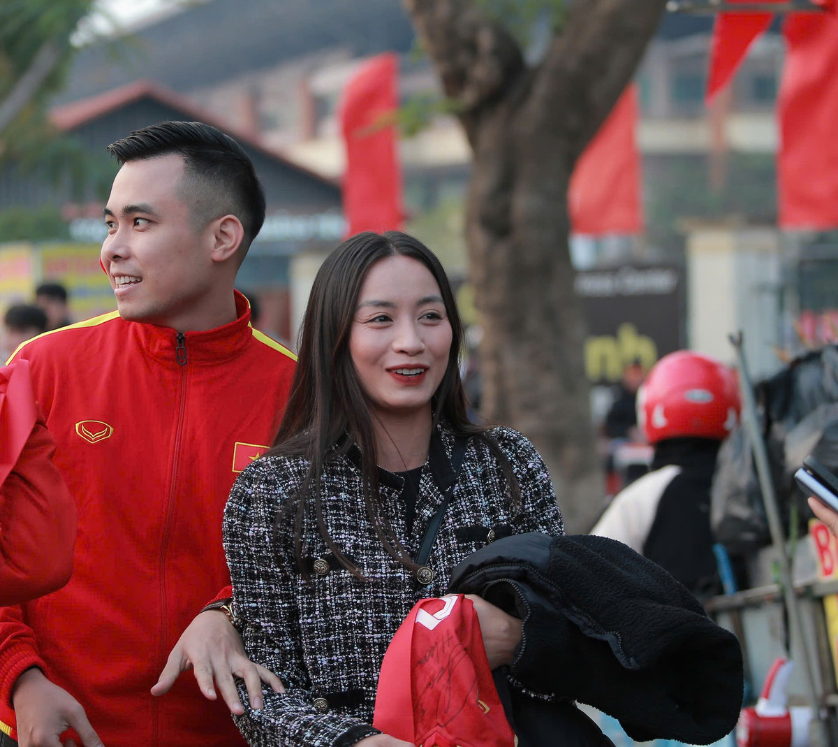 Hoàng Loan khoe nhan sắc xinh đẹp, nụ cười tươi tắn như hoa trò chuyện cùng mọi người trước giờ xếp hàng vào khán đài xem trận đấu.