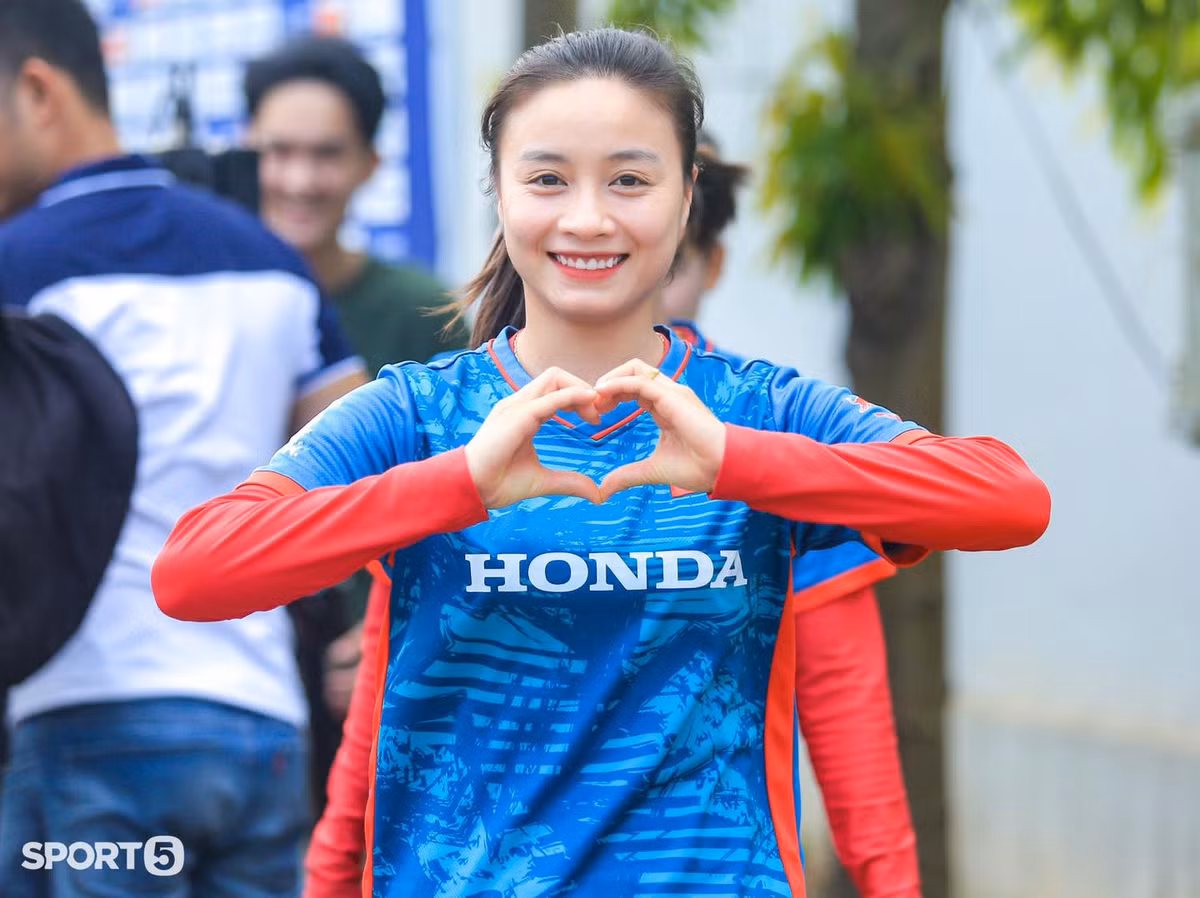 Vào lễ tình nhân Valentine năm 2022, Hoàng Thị Loan từng khiến cộng đồng mạng chú ý khi tung bức ảnh trai lạ cùng dòng chú thích: "Chúc mọi người đi chơi Valentine vui vẻ. Về nhà đúng giờ nha".