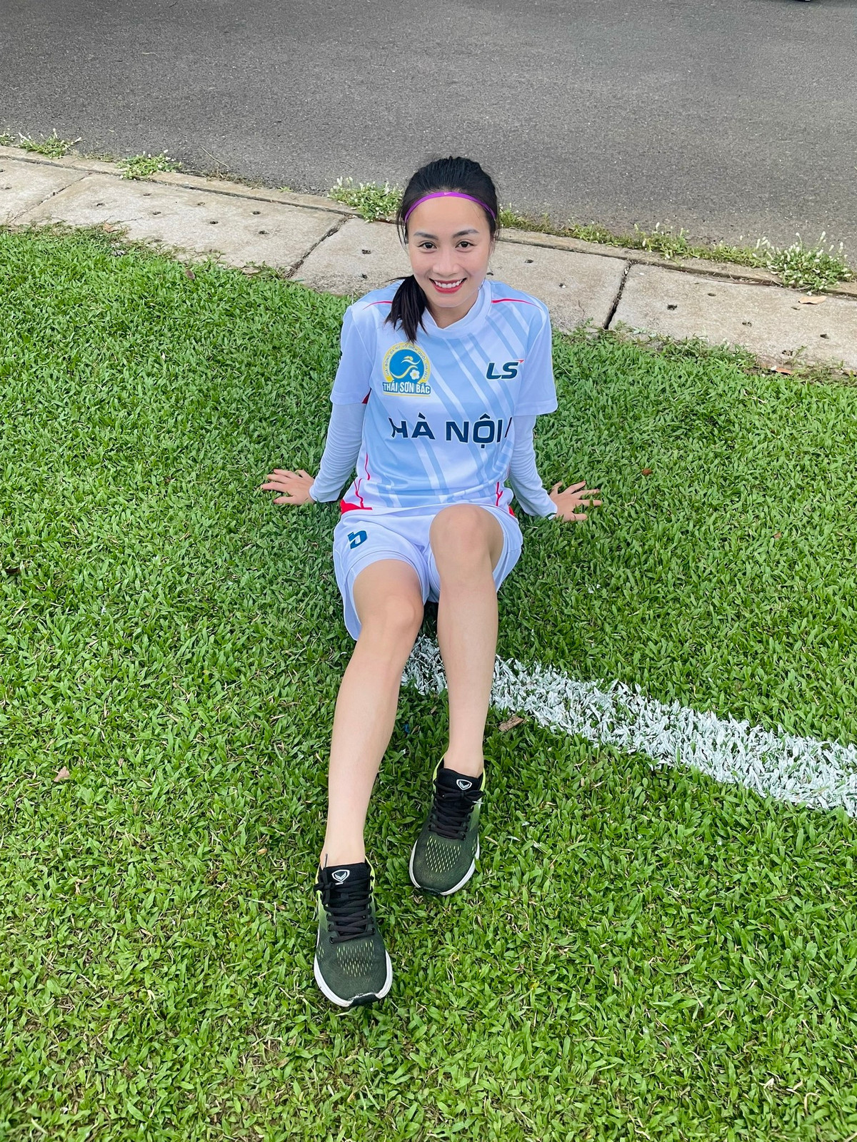 Với lối đá thông minh, khéo léo cùng ngoại hình ưa nhìn và xinh xắn, Hoàng Thị Loan được người hâm mộ ưu ái với danh xưng "hoa khôi" của bóng đá nữ Việt Nam.