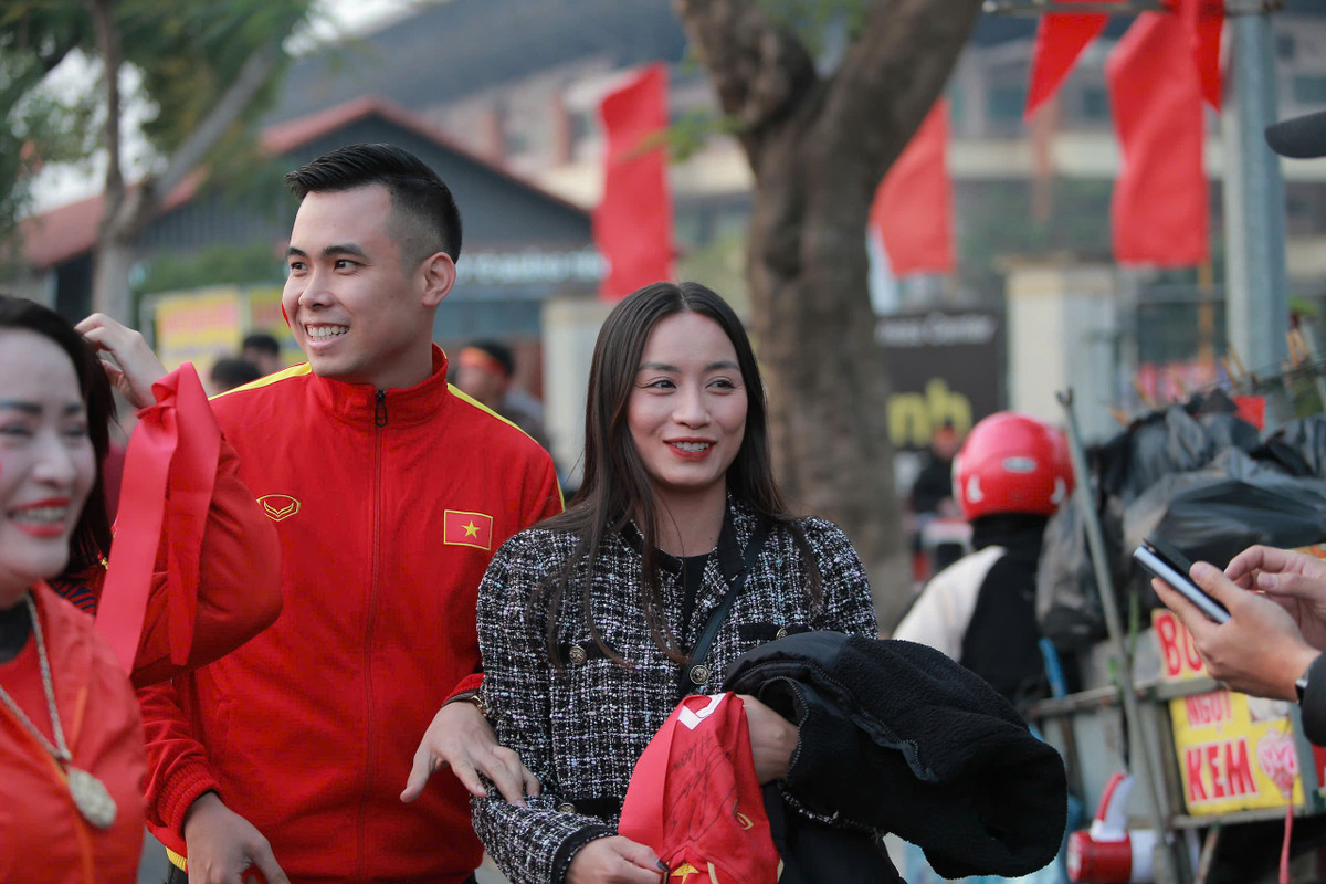 Đáng chú ý, sánh đôi cùng nàng "hoa khôi sân cỏ" là một chàng trai người được cho là bạn trai tin đồn của hot girl sinh năm 1995. Netizen nhanh chóng nhận ra đây là người thường xuyên xuất hiện cùng cô nàng trong nhiều video được đăng trên mạng xã hội.