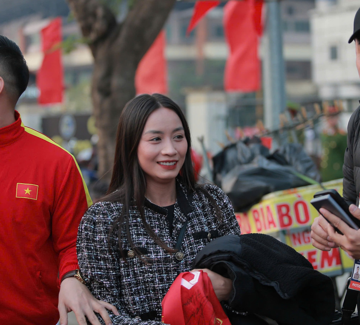 Hoàng Thị Loan, tuyển thủ nữ đội tuyển bóng đá nữ Việt Nam cũng có mặt để cổ vũ thầy trò HLV Kim Sang Sik.