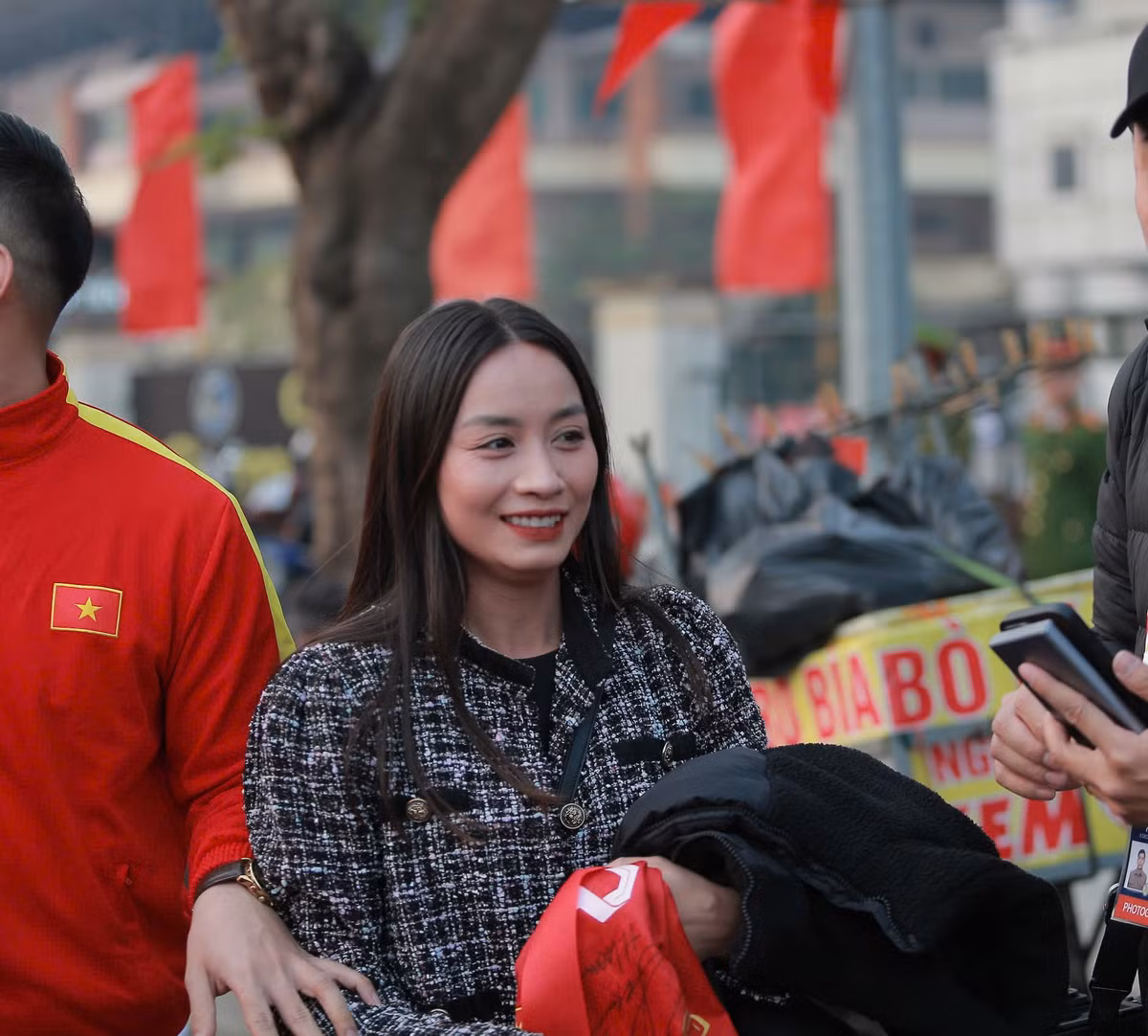 Hoàng Thị Loan, tuyển thủ nữ đội tuyển bóng đá nữ Việt Nam cũng có mặt để cổ vũ thầy trò HLV Kim Sang Sik.