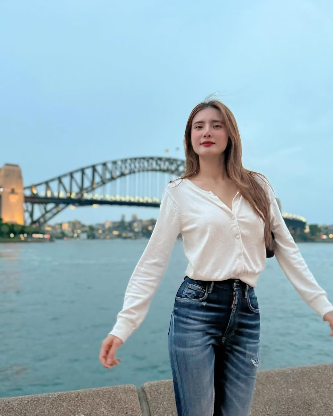 Trước đó, cô nàng cũng nhiều lần bảy tỏ quan điểm về tình yêu: "Bạn sẽ thích cô ấy vì cô ấy xinh đẹp, tính cách cởi mở, rạng rỡ, đôi mắt lấp lánh và rất nhiều lý do khác. Nhưng yêu thì không giống vậy. Yêu là khi bạn nhìn thấy những lúc cô ấy lúng túng, vụng về, thấy gia đình, tương lai và quá khứ của cô ấy, thấy tất cả những gì chưa hoàn hảo của cô ấy, mà bạn vẫn tin chắc rằng mình sẽ mãi thích cô ấy."