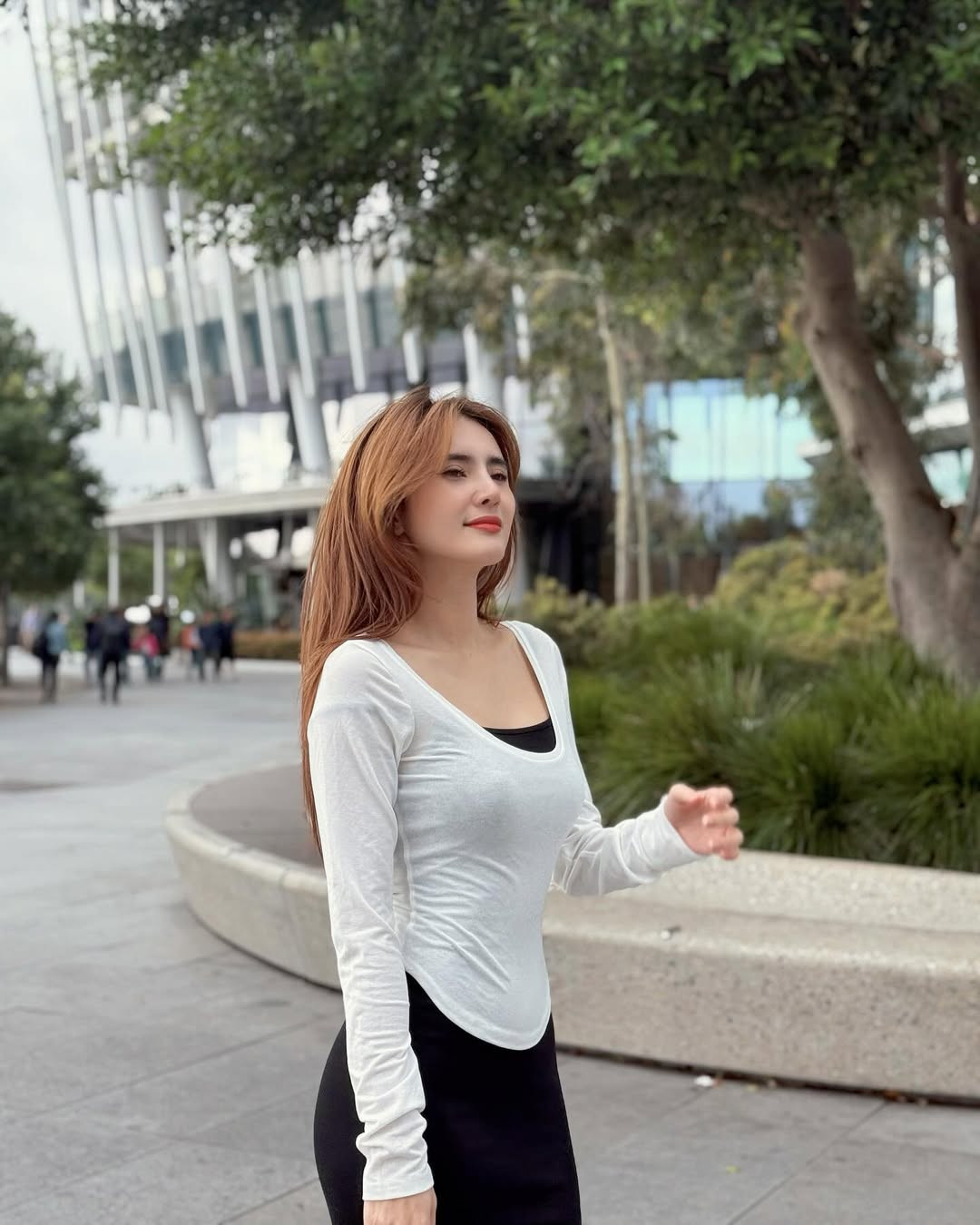 Lê Khánh Chi cũng có mối quan hệ rất tốt với vợ của Công Vinh là ca sĩ Thủy Tiên. Cô từng chia sẻ coi chị dâu như chị gái ruột.