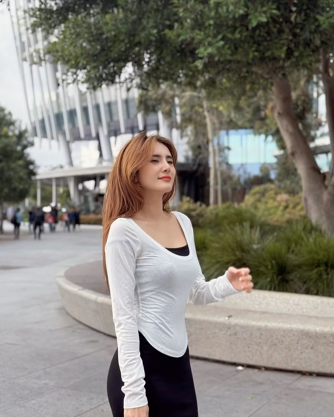 Lê Khánh Chi cũng có mối quan hệ rất tốt với vợ của Công Vinh là ca sĩ Thủy Tiên. Cô từng chia sẻ coi chị dâu như chị gái ruột.