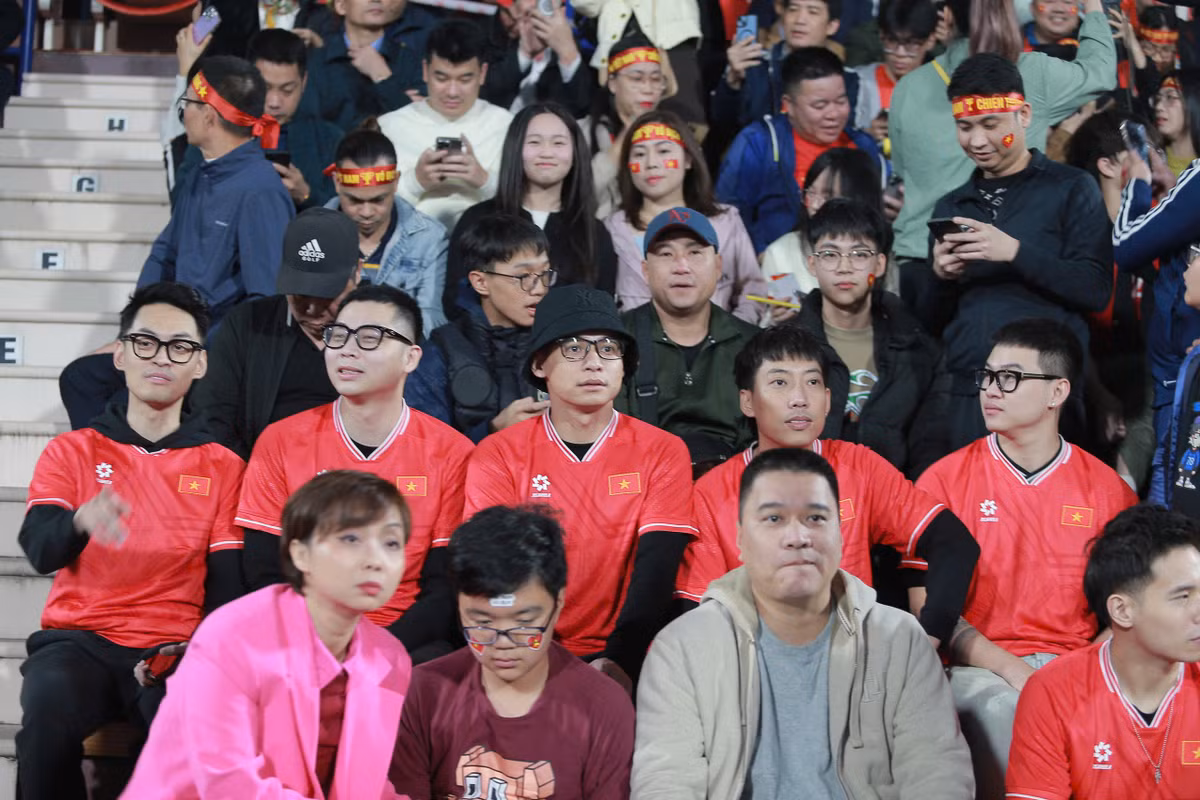 Trận bán kết lượt về ASEAN Cup 2024 giữa đội tuyển Việt Nam và Singapore diễn ra vào 20h hôm nay 29-12 trên sân Việt Trì (Phú Thọ). Độ Mixi cùng hội anh em Refund Gaming đã có mặt trên khán đài sân Việt Trì từ sớm để tiếp lửa cho ĐT Việt Nam trước đối thủ Singapore.