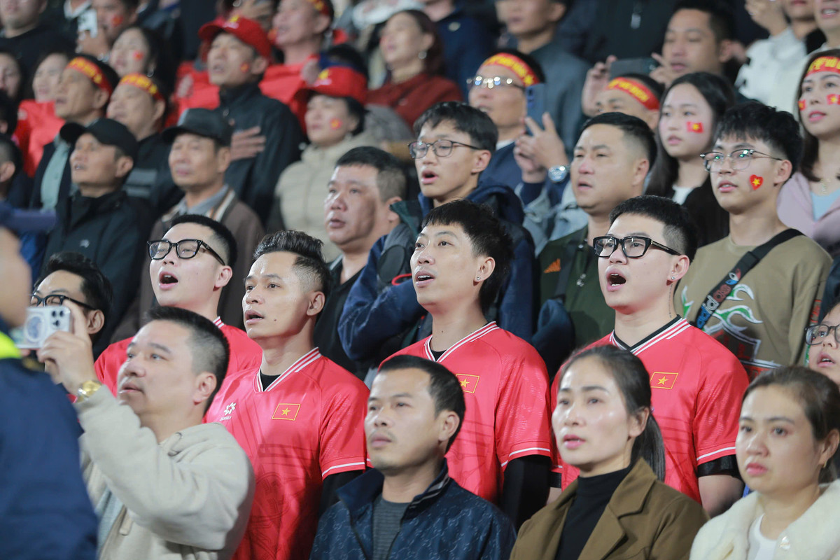 Cờ Hàn Quốc và cờ Brazil cũng được các cổ động viên mang theo để cổ vũ cho HLV Kim Sang Sik và tiền đạo nhập tịch Nguyễn Xuân Son.