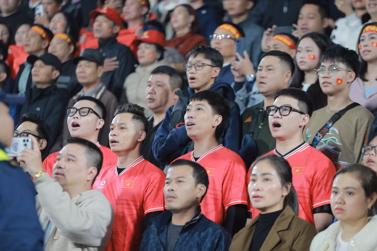 Cờ Hàn Quốc và cờ Brazil cũng được các cổ động viên mang theo để cổ vũ cho HLV Kim Sang Sik và tiền đạo nhập tịch Nguyễn Xuân Son.