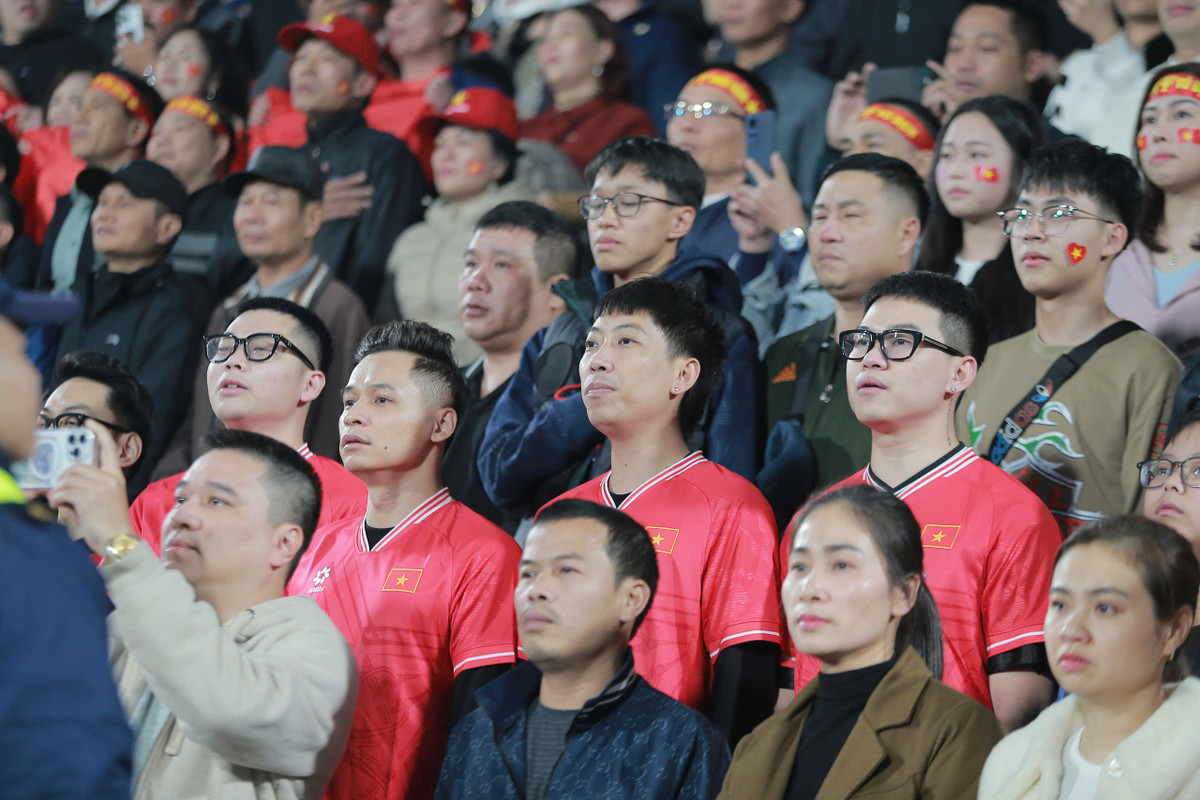 Giây phút toàn bộ khán giả của ĐT Việt Nam cùng đứng dậy hát vang Quốc ca.