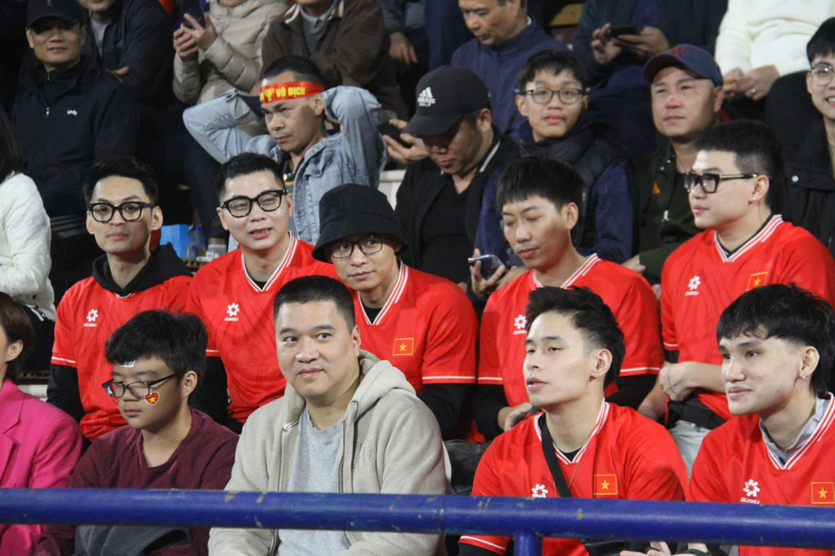 Độ Mixi cùng những chiến hữu của mình mặc áo đỏ của tuyển Việt Nam.