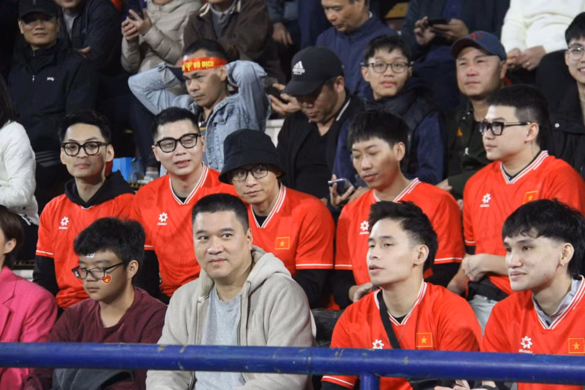 Độ Mixi cùng những chiến hữu của mình mặc áo đỏ của tuyển Việt Nam.