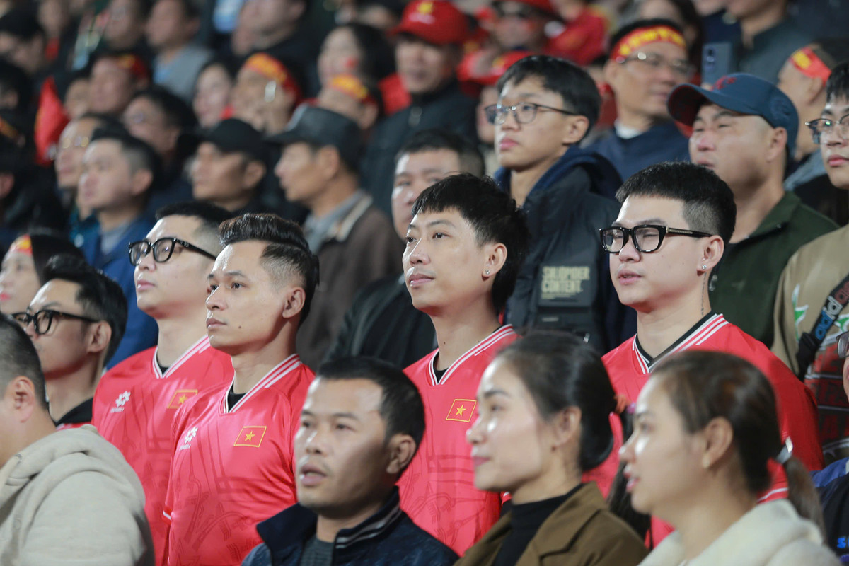 Khá lâu rồi, kể từ sau SEA Games 31, thành phố Việt Trì mới lại sôi động cùng bóng đá. Những ngày qua, trong mỗi lần mở bán trực tiếp tại Nhà thi đấu Phú Thọ, hàng trăm người hâm mộ sẵn sàng thức xuyên đêm xếp hàng chờ mua vé.