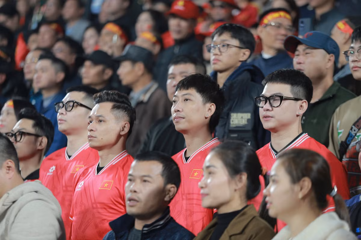 Khá lâu rồi, kể từ sau SEA Games 31, thành phố Việt Trì mới lại sôi động cùng bóng đá. Những ngày qua, trong mỗi lần mở bán trực tiếp tại Nhà thi đấu Phú Thọ, hàng trăm người hâm mộ sẵn sàng thức xuyên đêm xếp hàng chờ mua vé.