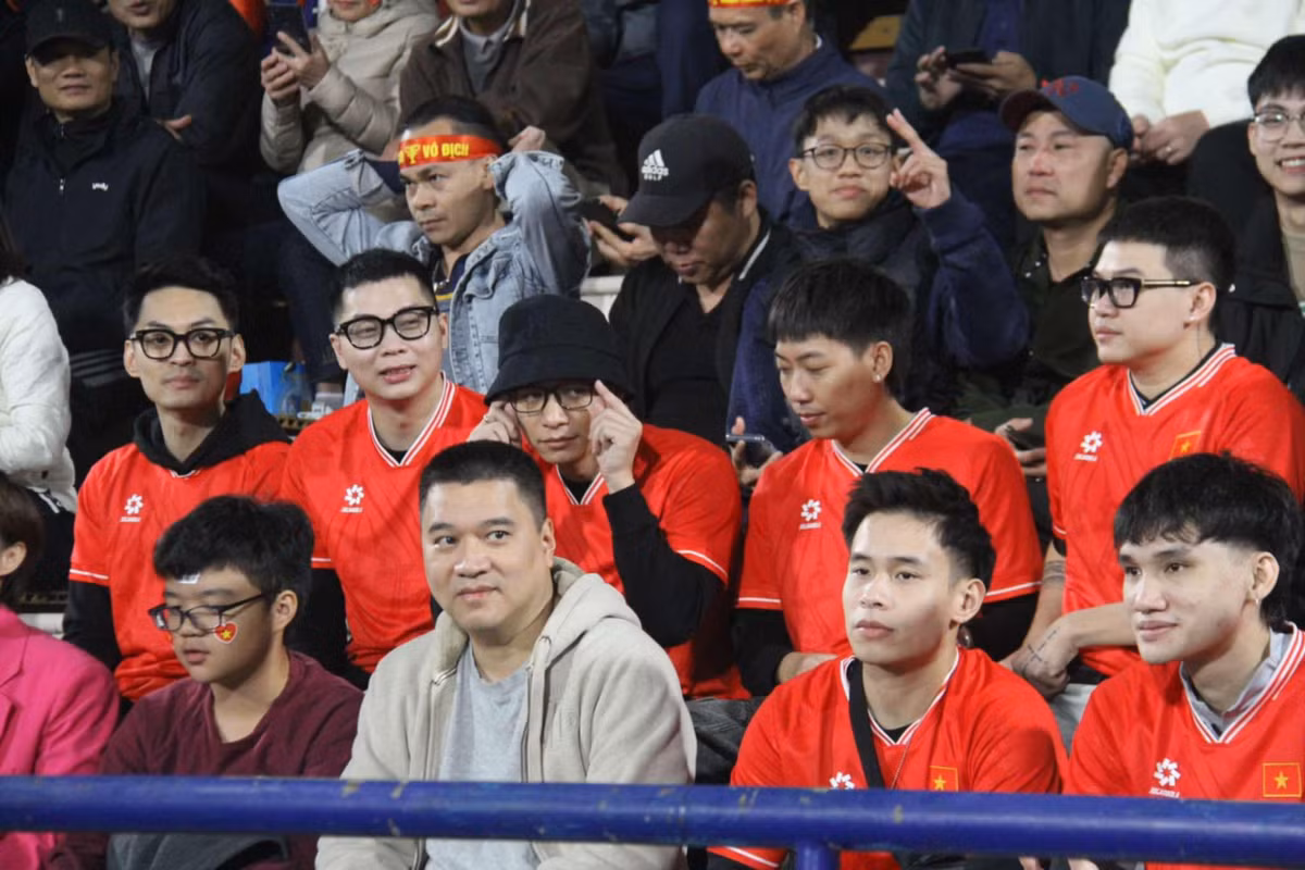 Là một trong những streamer có tầm ảnh hưởng nhất nhất hiện nay, sự xuất hiện của Độ Mixi thu hút nhiều khán giả khác cũng đến sân để theo dõi trận đấu.