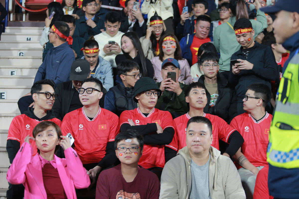 Từ chiều nay, rất nhiều người hâm mộ Việt Nam đã có mặt từ sân Việt Trì từ sớm, đi diễu hành vòng quanh sân bằng xe hơi, vẫy cờ Tổ quốc và đốt pháo sáng khiến con đường quanh sân cực kỳ sôi động.