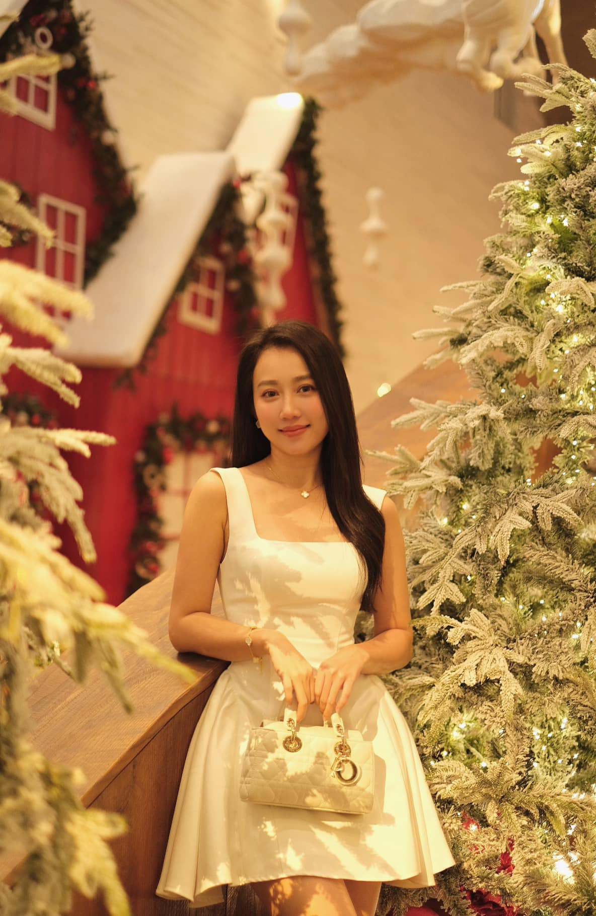 4 năm sau kể từ khi chuyện tình với Tiến Linh đổ vỡ, Huỳnh Hồng Loan sống rất kín tiếng, hầu như không tiết lộ chuyện tình cảm riêng tư trước công chúng nữa.