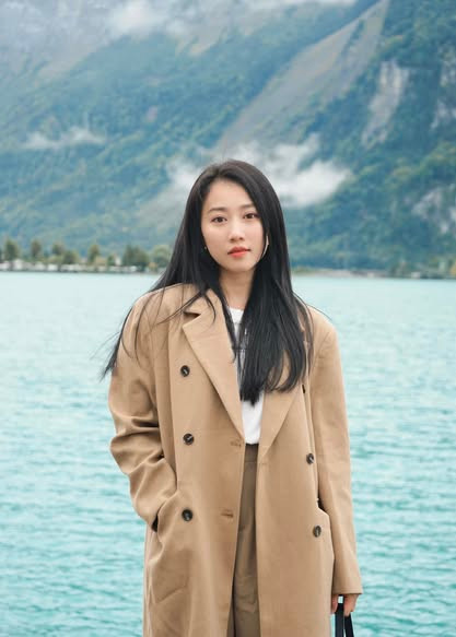 Trên trang cá nhân, cô hầu như chỉ chia sẻ những hình ảnh về công việc. Nữ diễn viên gần như đi phim liên tục. Ngoài ra, cô cũng quảng cáo cho nhiều nhãn hàng danh tiếng.