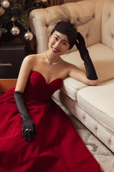 Huỳnh Hồng Loan sinh năm 1994 tại Bình Dương, từng đoạt giải Gương mặt đẹp cuộc thi Ngôi sao thời trang 2013. Từ cuộc thi này, cô bén duyên với nghề mẫu ảnh và tiếp tục đoạt giải Á khôi cuộc thi Hoa khôi Áo dài.