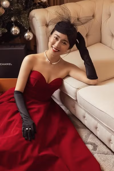 Huỳnh Hồng Loan sinh năm 1994 tại Bình Dương, từng đoạt giải Gương mặt đẹp cuộc thi Ngôi sao thời trang 2013. Từ cuộc thi này, cô bén duyên với nghề mẫu ảnh và tiếp tục đoạt giải Á khôi cuộc thi Hoa khôi Áo dài.