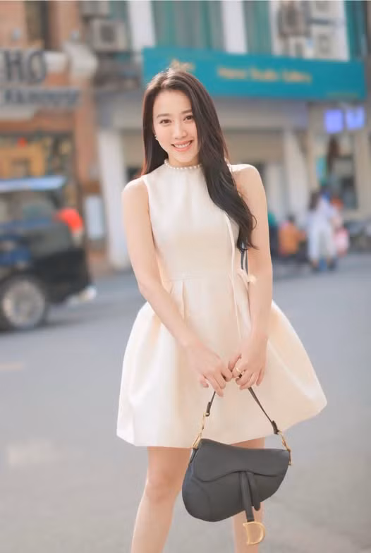 Xuất thân là người mẫu nhưng người đẹp sinh năm 1994 lại nổi tiếng và được yêu mến khi tham gia đóng MV ca nhạc và phim ảnh.