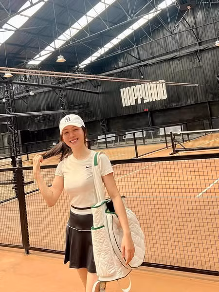 Tên tuổi của cô nàng được biết đến nhiều hơn sau khi thủ vai nữ chính trong MV "Âm thầm bên em" của Sơn Tùng M-TP.