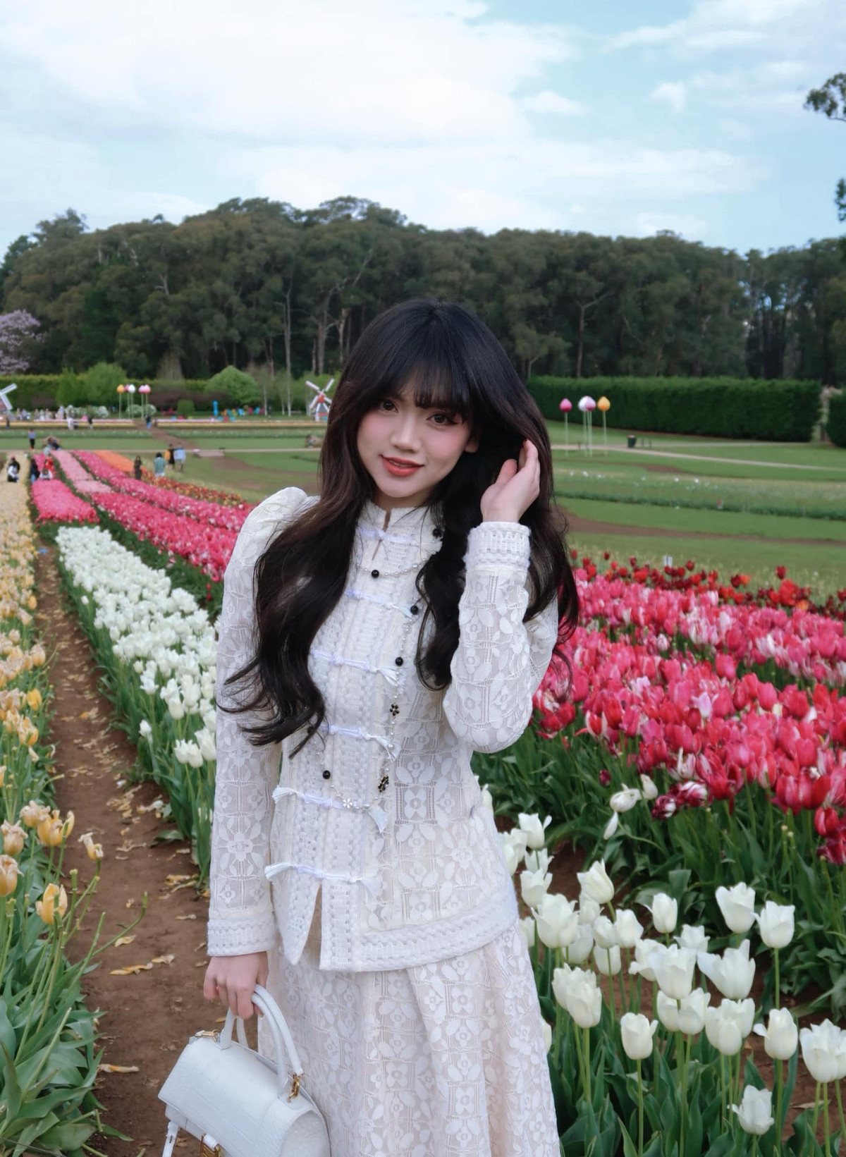 Không chỉ có mối quan hệ thân thiết với streamer Linh Ngọc Đàm, Bảo Hân Helia còn có "gia thế" làng game cực khủng. Cô chơi thân với nam game thủ đào hoa - BRay, thành viên Team Refund - Rambo hay gái xinh Tammy Phạm.