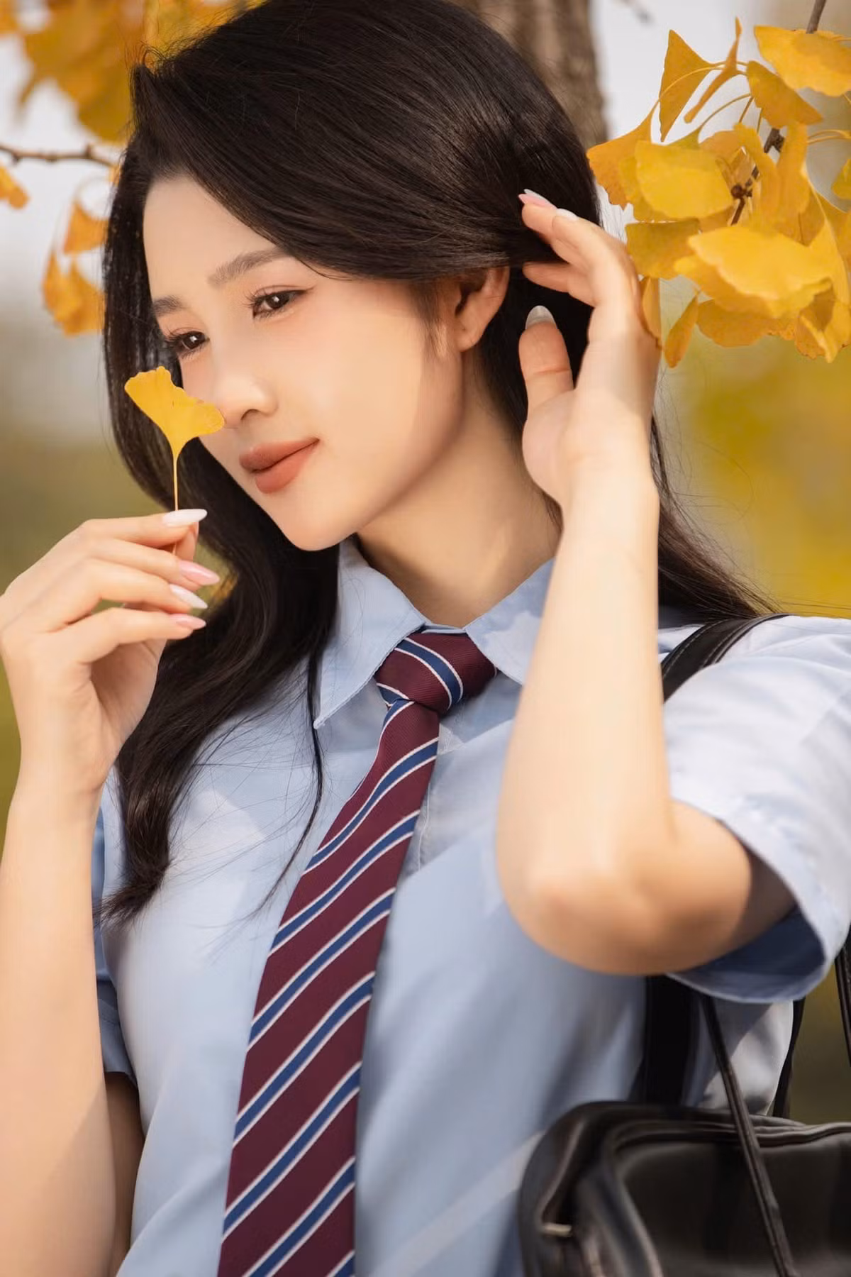 Giá trị học bổng toàn phần CSC tại Đại học Nam Kinh có giá trị khoảng từ 800 triệu đồng – 1 tỷ đồng, bao gồm chi phí học tập, chỗ ở và bảo hiểm cho 2 năm học, sinh hoạt phí mỗi tháng. Bộ ảnh này được cô nàng thực hiện bộ trong khuôn viên Trường Đại học Nam Kinh, Trung Quốc.