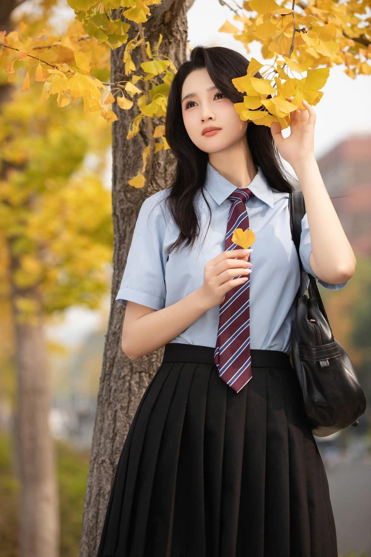 Hoa khôi ĐH Quốc gia Hà Nội có khuôn mặt tròn, các đường nét trên gương mặt thanh tú. Cô thường chọn cách trang điểm nhẹ nhàng và trung thành với mái tóc dài.