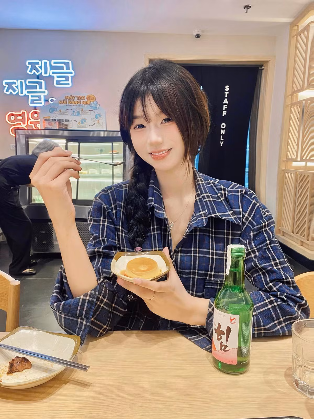 Hiện tại, Mỹ Lệ vẫn làm công việc livestream mỗi tối. Các sản phẩm cô nàng thường lựa chọn chủ yếu là mặt hàng thời trang trẻ trung. (Ảnh: FBNV)