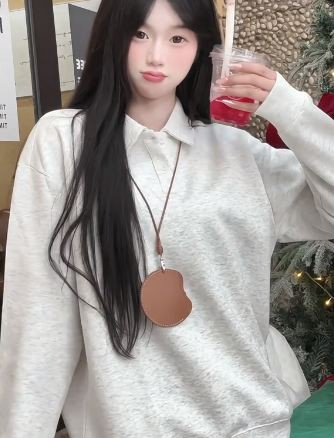 Những video của cô nàng chủ yếu có nội dung review sản phẩm mới cho shop mà cô nàng đang làm việc, tuy nhiên đều nhận về rất nhiều lượt xem nhờ vẻ ngoài đáng yêu, cùng cách review thu hút.