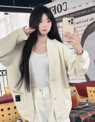 Cô bạn sở hữu làn da trắng bóc, đôi mắt to tròn như búp bê.