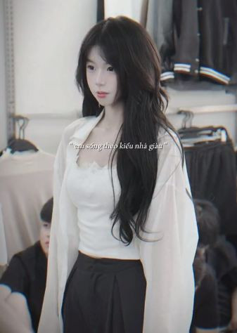 Khi còn ở Sa Pa cô nàng cũng thường xuyên mặc trang phục dân tộc và nhận về nhiều lời khen từ netizen rằng chuẩn mỹ nhân Tây Bắc.