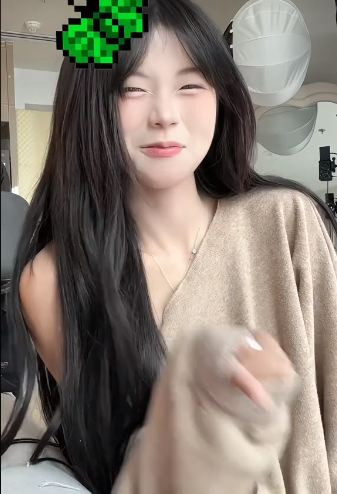 Trong những clip được quay ngoài đời thực như đi bắt cá, tìm hiểu người H'mong may trang phục dân tộc,... Mỹ Lệ vẫn gây ấn tượng với vẻ ngoài dễ thương dù có không filter hay chỉnh sửa kỹ càng.