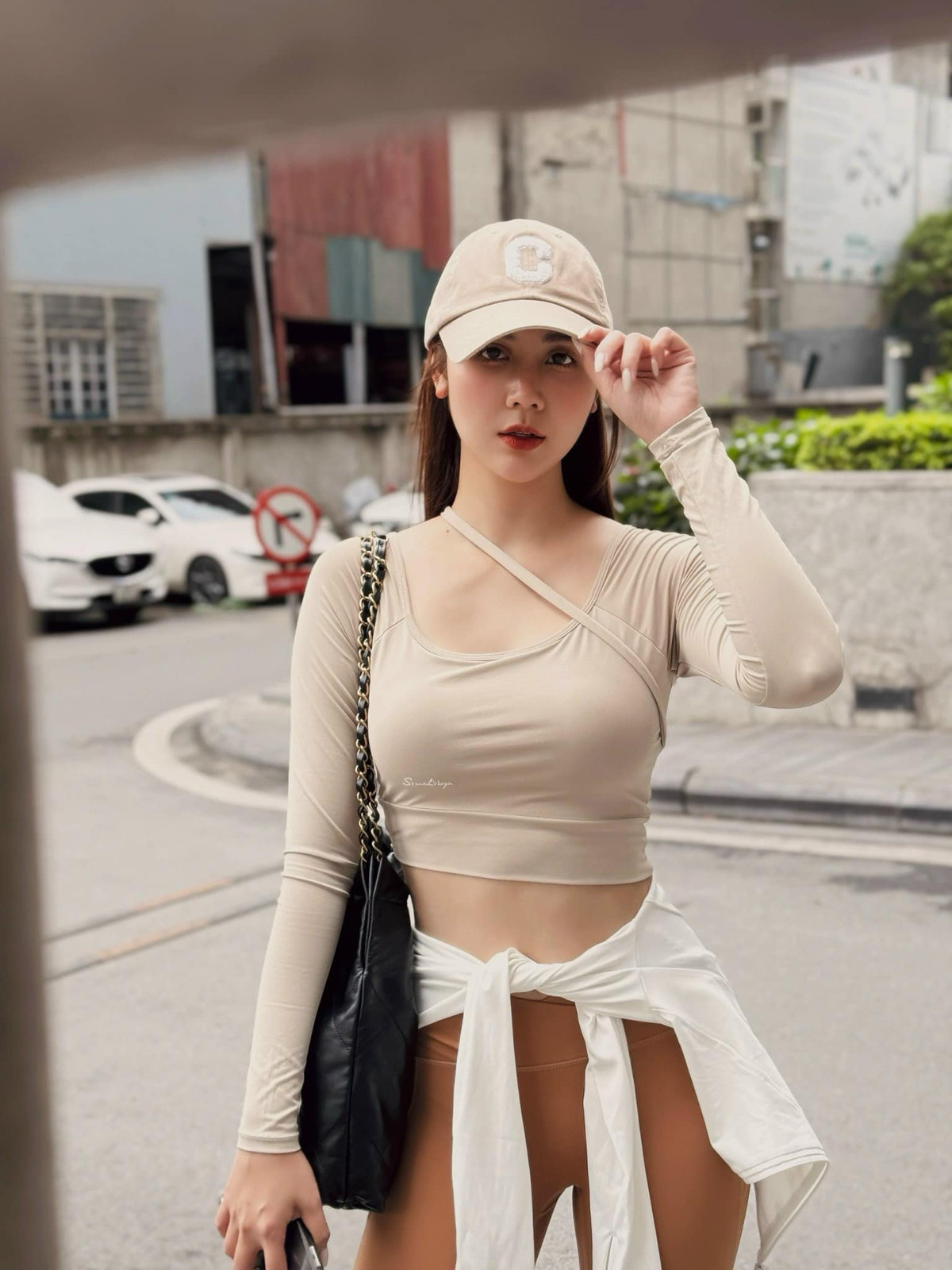 Ngoài thể thao, Huyền Lizzie cũng vô cùng chăm chỉ tập luyện để có được thân hình săn chắc.