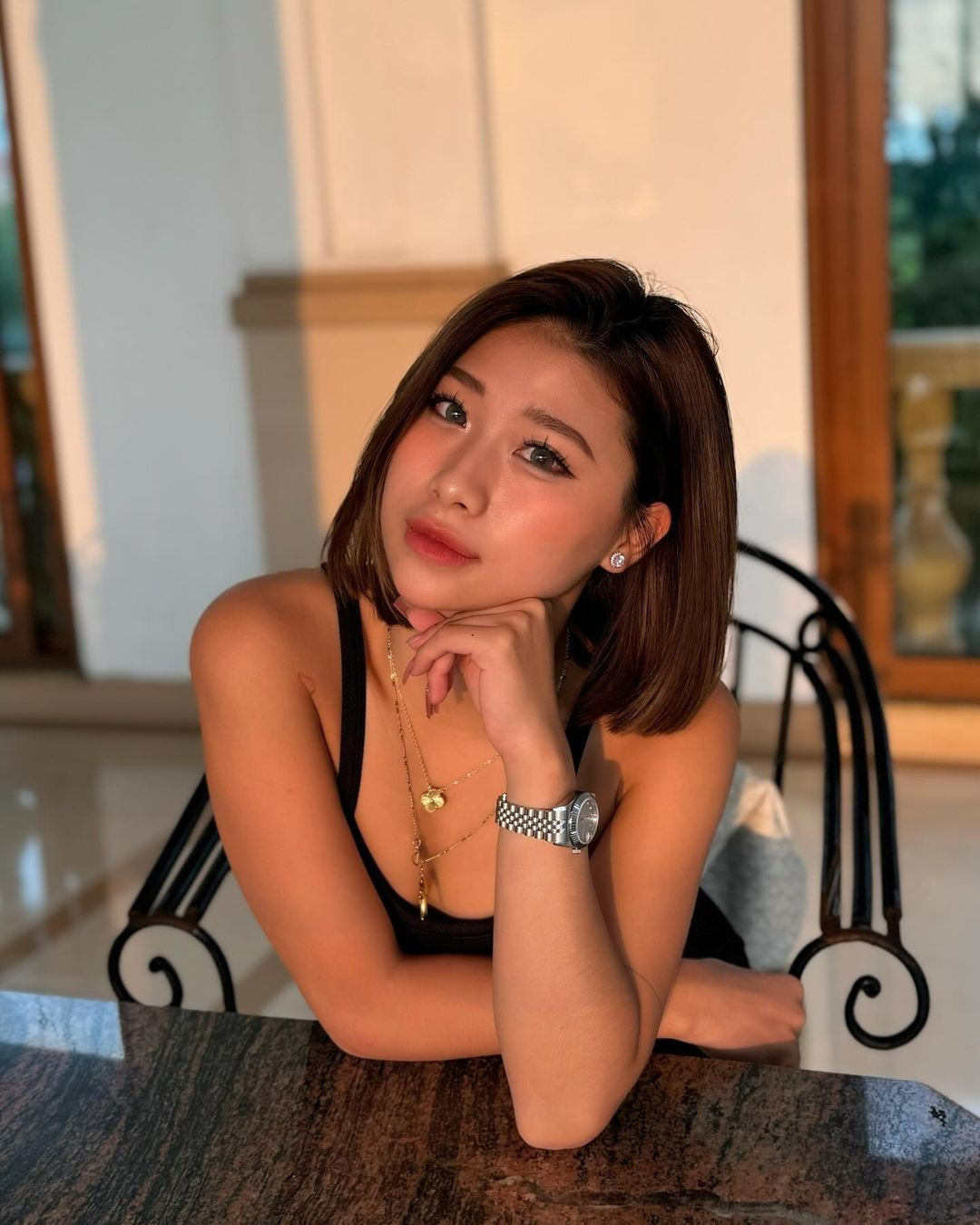 Phạm Như Phương cũng diện chiếc quần ngắn, bó sát xuất hiện ở nơi công cộng khiến người xem phản cảm. Cựu VĐV TDDC giải thích: "Tui lỡ mặc vậy vì sáng đi gym với chạy bộ xong tiện thể đi đánh luôn ấy. Chứ bình thường cũng không mặc giống vậy đi đánh đâu".