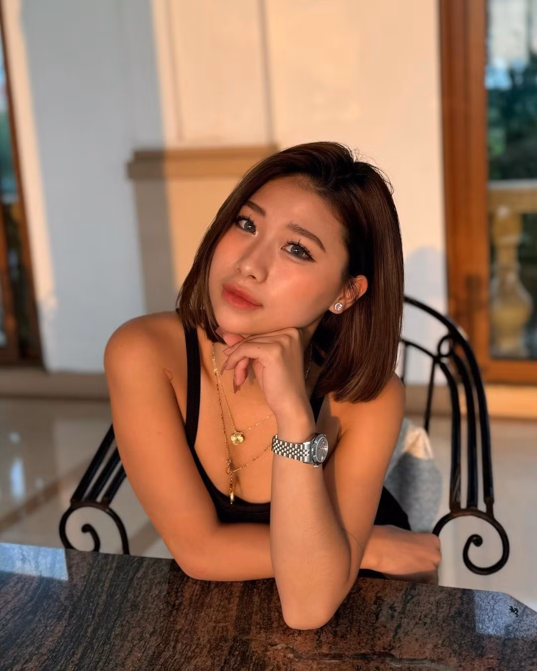 Phạm Như Phương cũng diện chiếc quần ngắn, bó sát xuất hiện ở nơi công cộng khiến người xem phản cảm. Cựu VĐV TDDC giải thích: "Tui lỡ mặc vậy vì sáng đi gym với chạy bộ xong tiện thể đi đánh luôn ấy. Chứ bình thường cũng không mặc giống vậy đi đánh đâu".