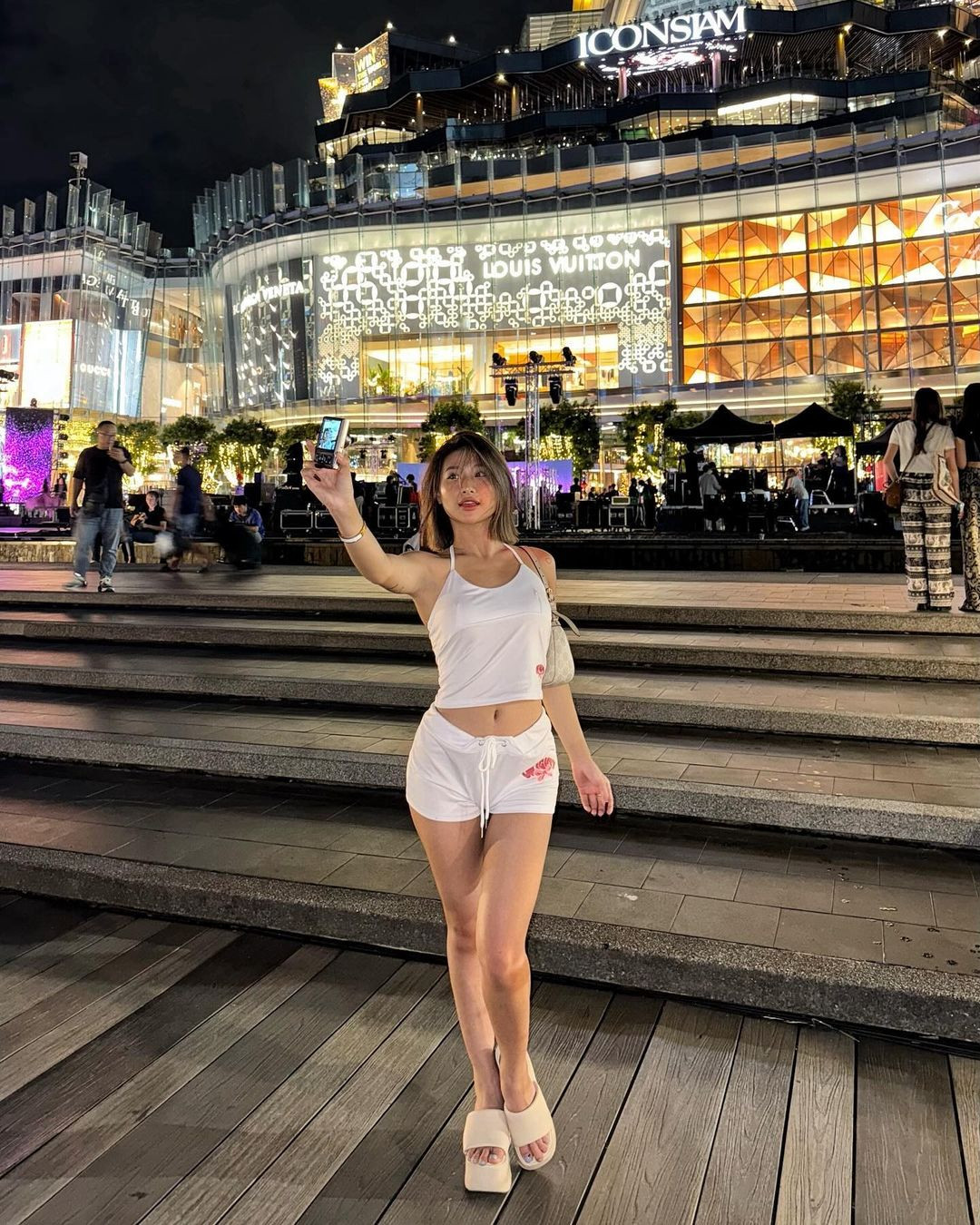 Theo đó, cô nàng diện set đồ màu trắng với áo dây và quần short siêu ngắn. Nhiều người cho rằng bộ đồ cô nàng mặc giống như "đồ ngủ" hơn, không thích hợp để diện đi dạo phố.