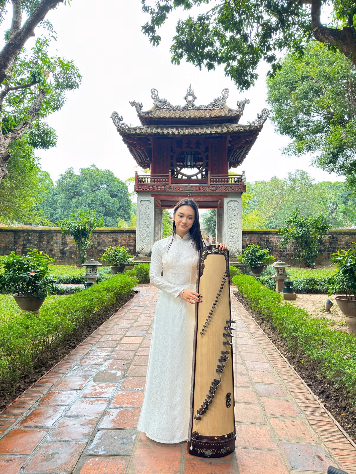 Không chỉ sở hữu thành tích học tập khủng cùng khả năng ngoại ngữ cực đỉnh, nữ sinh còn cực kỳ “đa tài” khi chơi được nhiều loại nhạc cụ như đàn tranh, piano, violin, sáo...