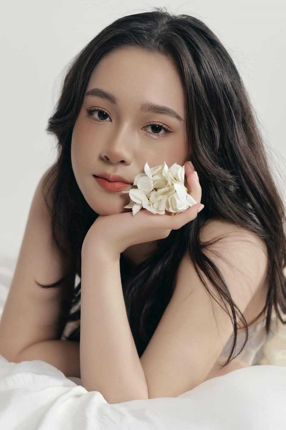 Nữ sinh hiện cũng là chủ tịch khối trung học của DECA Việt Nam - thành viên của DECA quốc tế. Đây là một tổ chức phi lợi nhuận với nhiều hoạt động nhằm thúc đẩy năng lực kinh doanh, khởi nghiệp của học sinh, sinh viên.