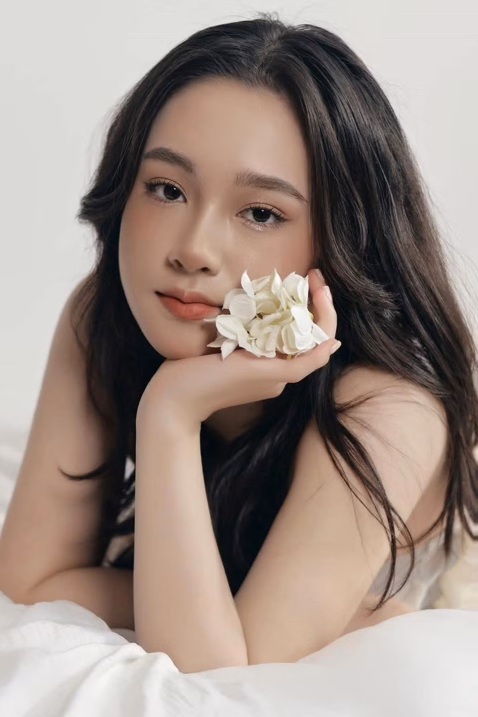 Nữ sinh hiện cũng là chủ tịch khối trung học của DECA Việt Nam - thành viên của DECA quốc tế. Đây là một tổ chức phi lợi nhuận với nhiều hoạt động nhằm thúc đẩy năng lực kinh doanh, khởi nghiệp của học sinh, sinh viên.