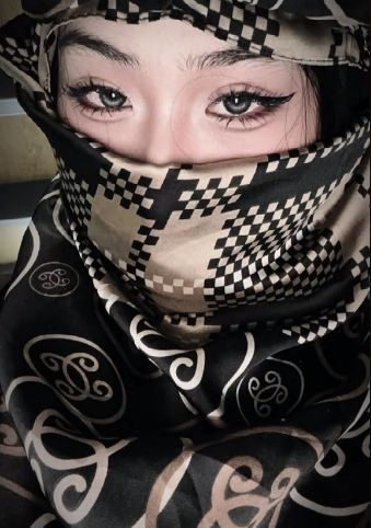 Những chiếc khăn tối màu với phần họa tiết mang hơi hướng Ả Rập thường được các bạn trẻ sử dụng để đu trend.