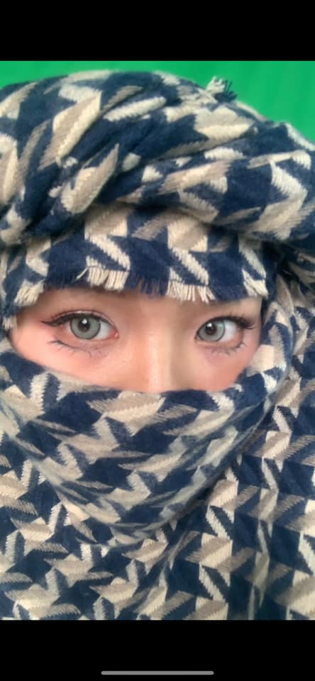 Theo đó, người đu trend trong nửa phần đầu của video thường xuất hiện với giao diện bình thường, không trang điểm, phần sau biến hình trở nên xinh đẹp, tuy nhiên chỉ để lộ phần đôi mắt mà thôi.