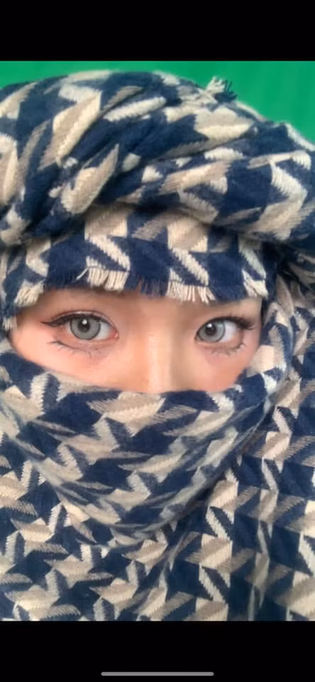 Theo đó, người đu trend trong nửa phần đầu của video thường xuất hiện với giao diện bình thường, không trang điểm, phần sau biến hình trở nên xinh đẹp, tuy nhiên chỉ để lộ phần đôi mắt mà thôi.