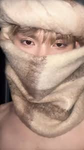 Dù không để lộ toàn bộ gương mặt nhưng nhiều người đoán rằng đằng sau chiếc khăn là một nhan sắc cực kỳ điển trai.